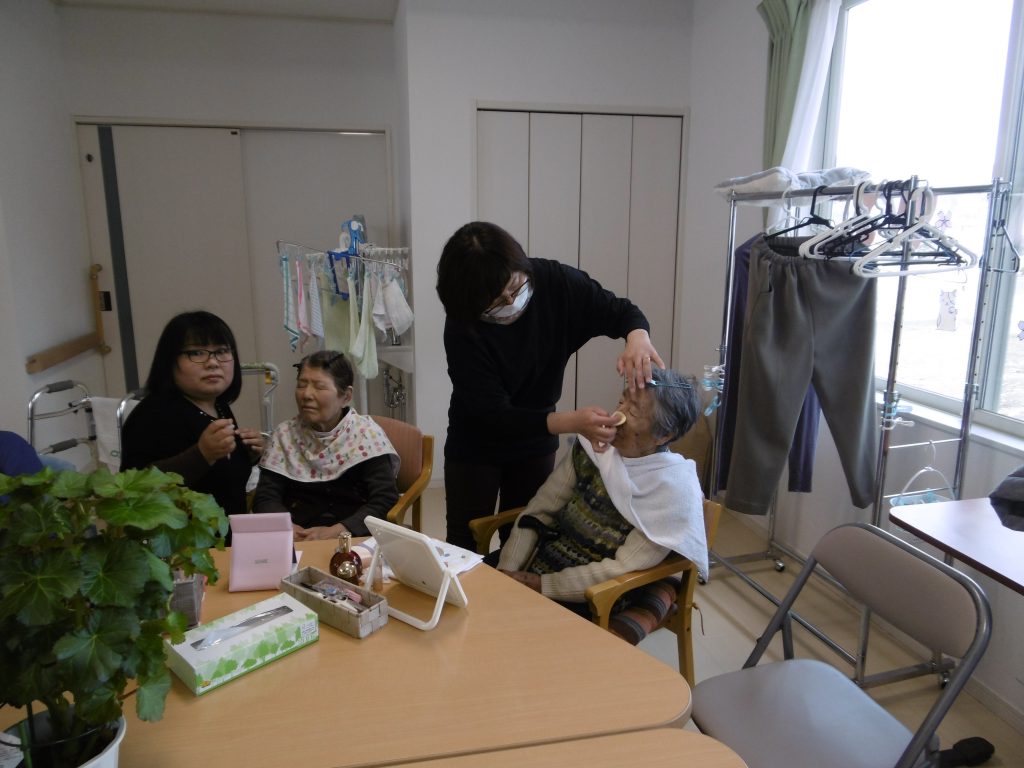 お化粧を行いました。